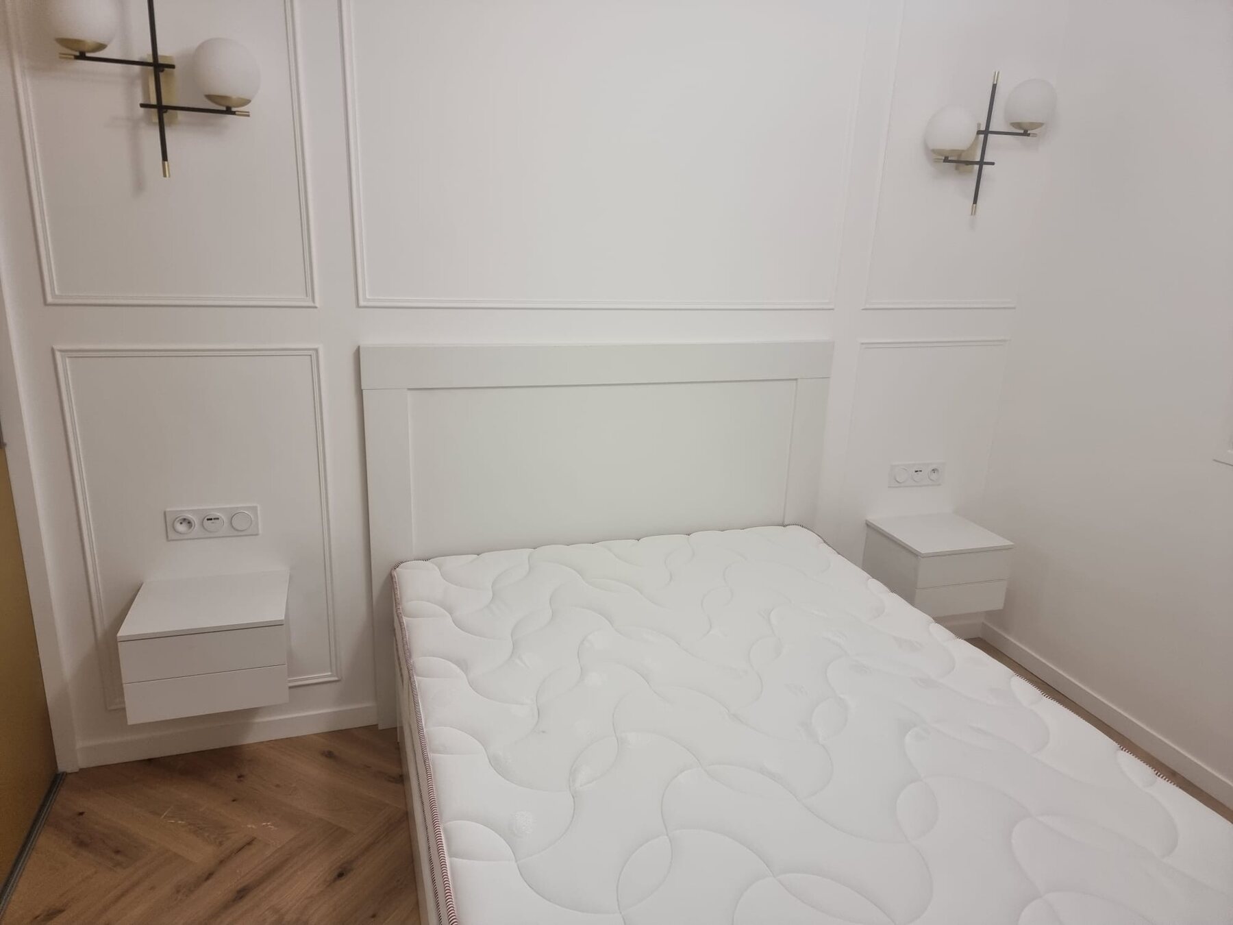 Finitions murales et chevets suspendus dans la chambre