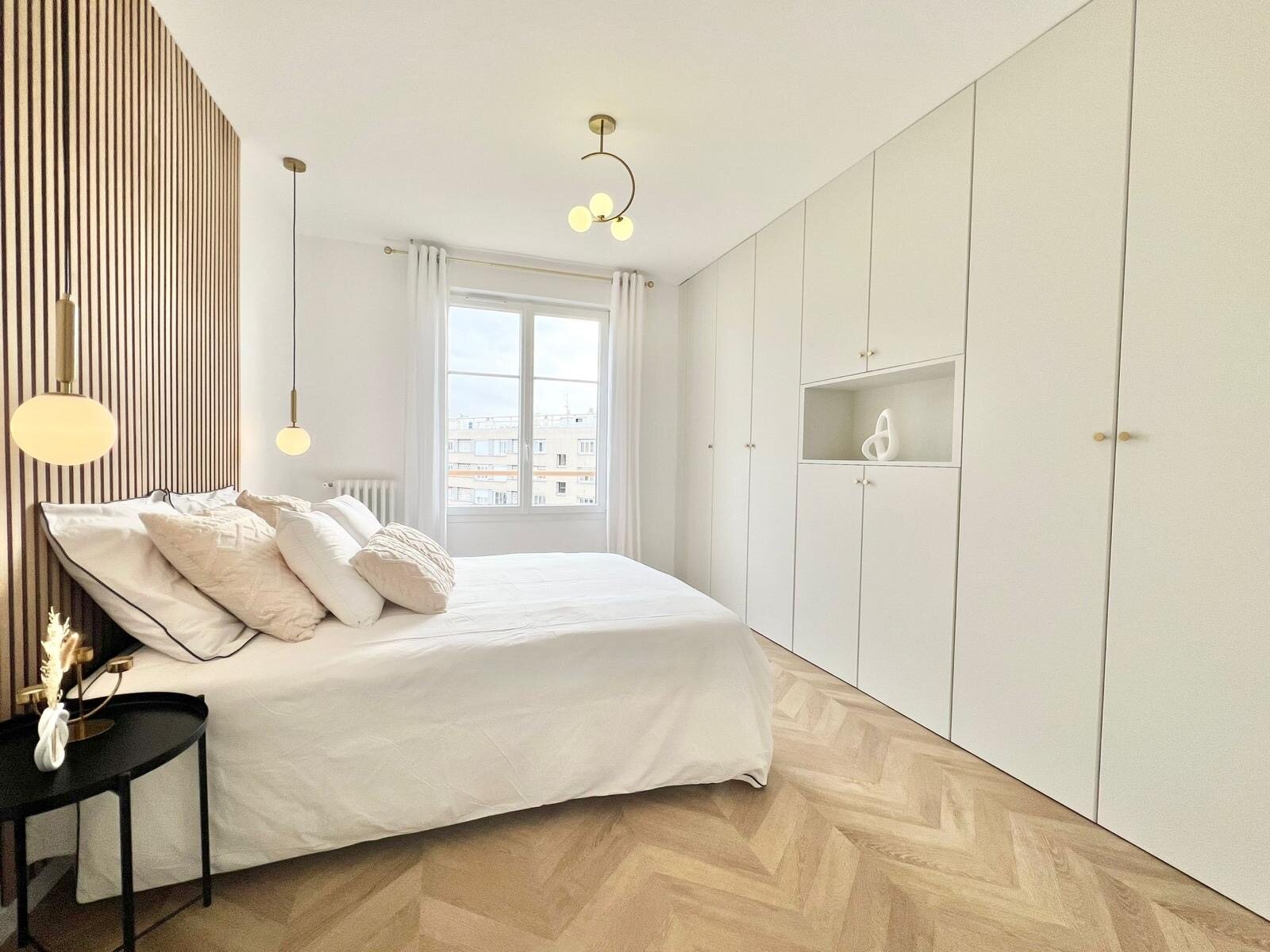 Chambre terminée avec rangements intégrés et parquet
