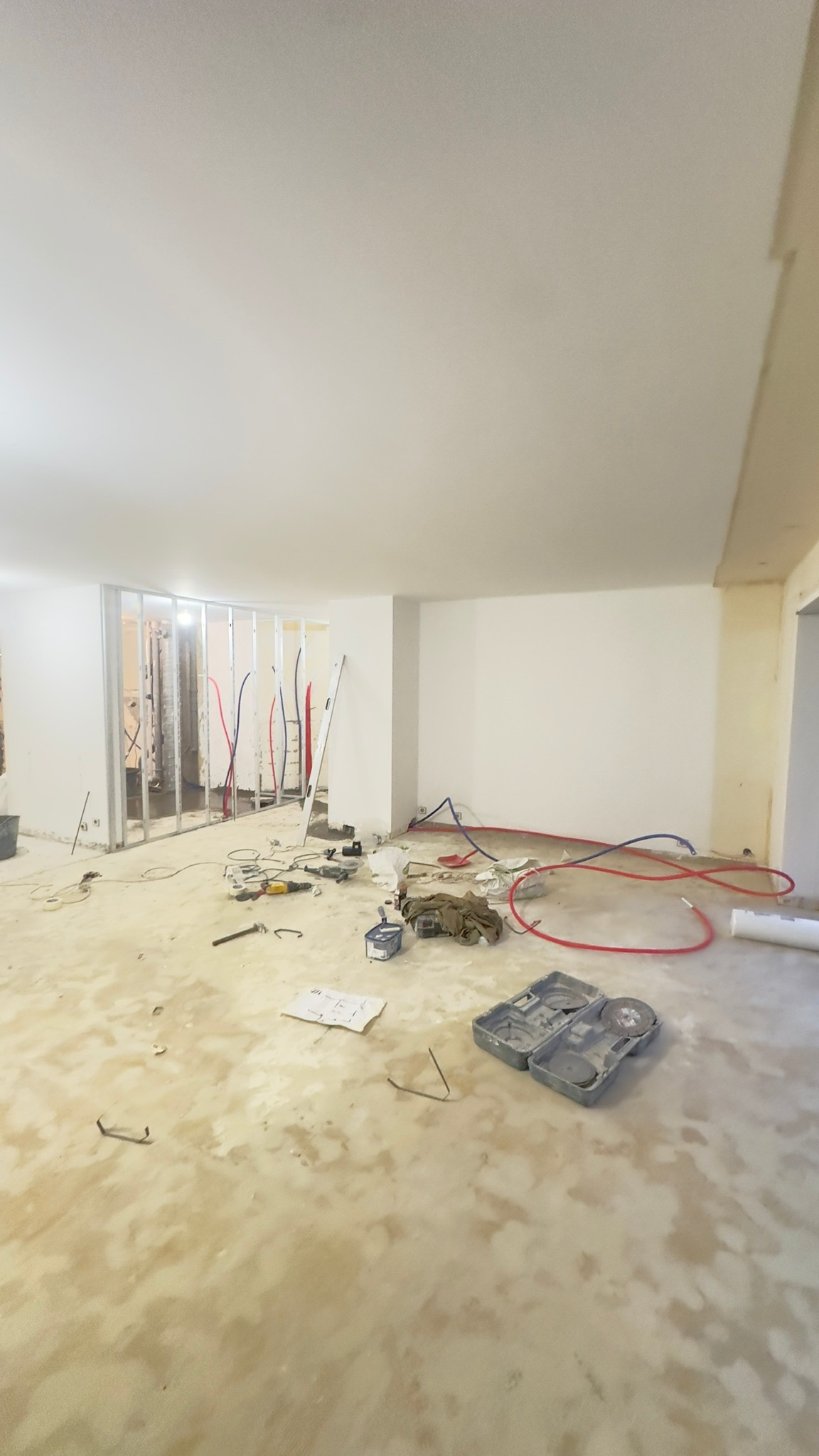 Pièce en travaux avant l’installation de la cuisine