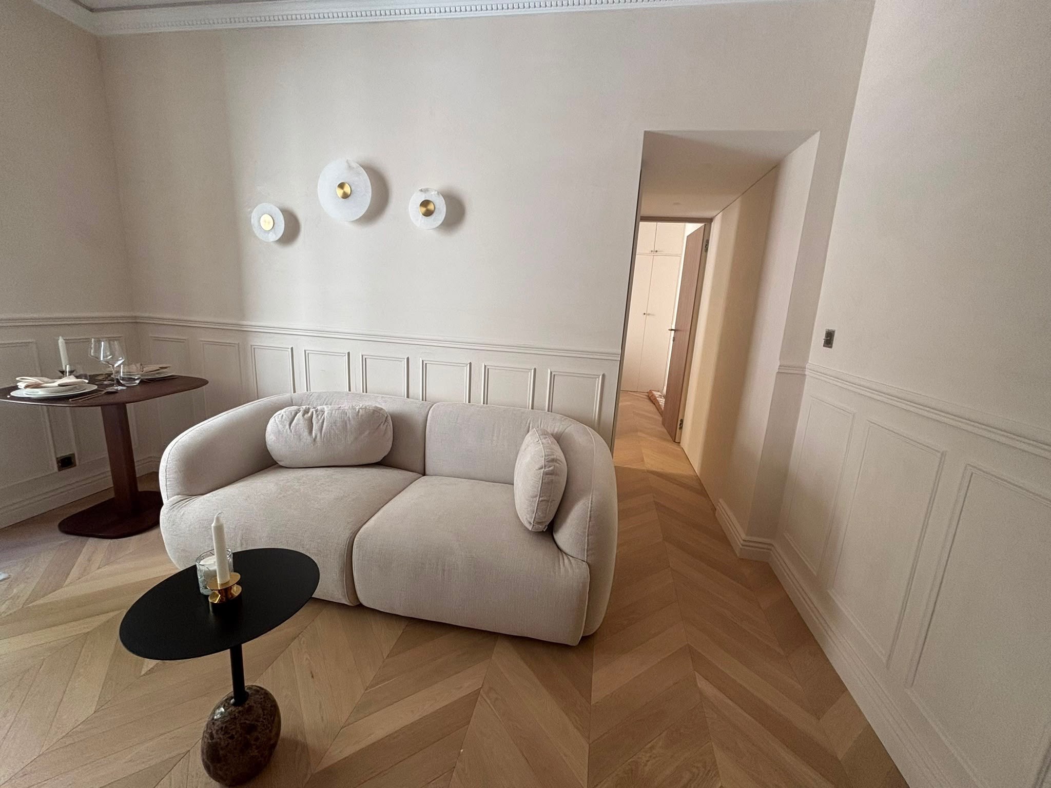 Séjour du duplex T2 avec éclairage connecté