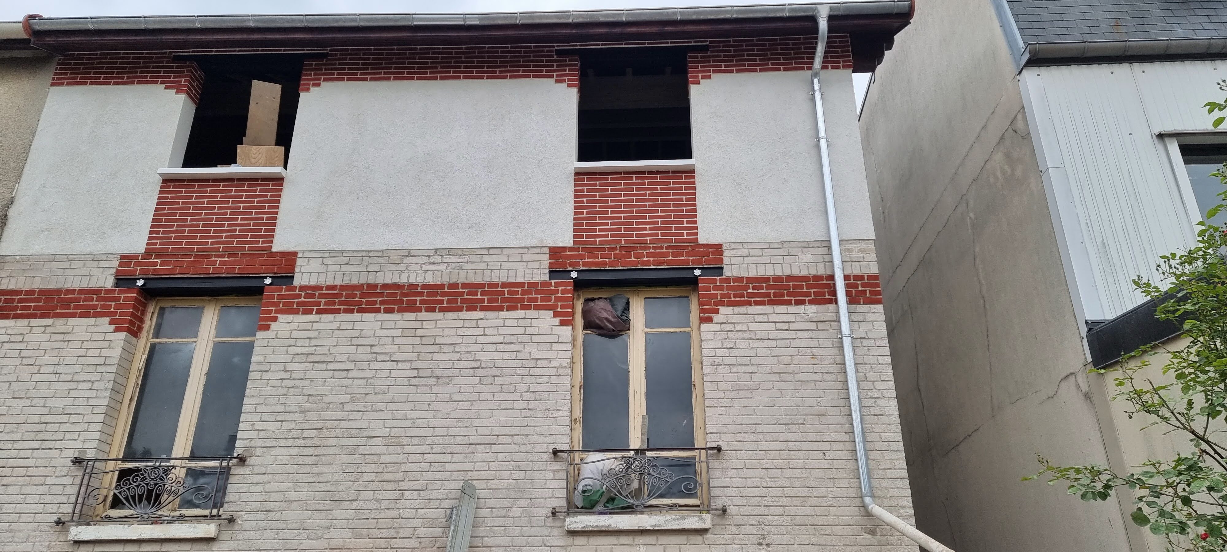 Parements et motifs de brique de la façade pendant sa rénovation
