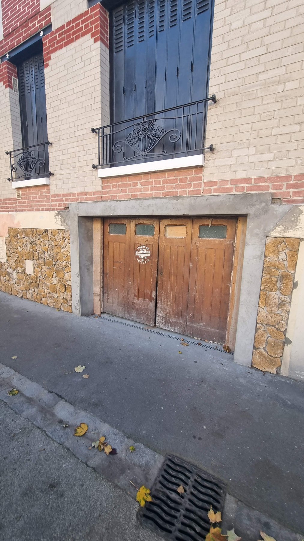 Soubassement en pierre et encadrement du garage photographiés pendant le chantier