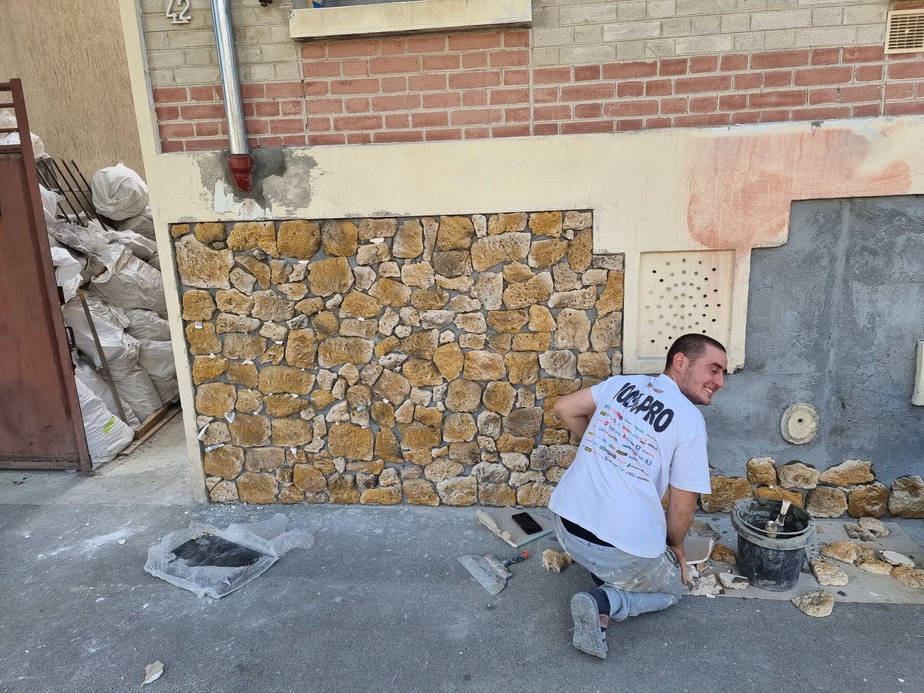Pose de pierres sur le soubassement de la façade de Maisons-Alfort
