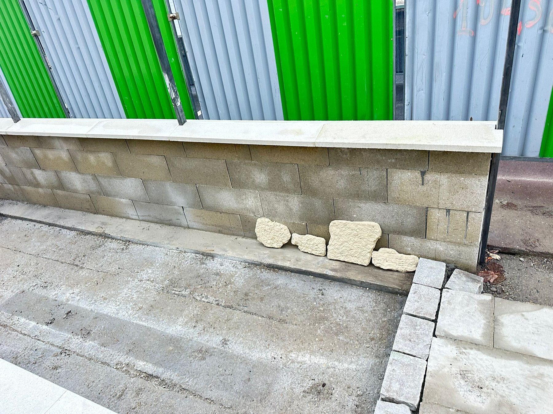 Muret de clôture pendant le chantier, avant habillage final