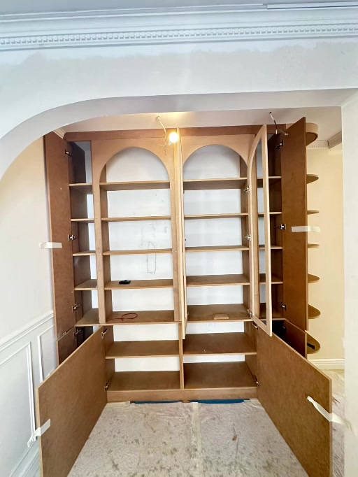 Bibliothèque sur mesure pendant sa réalisation