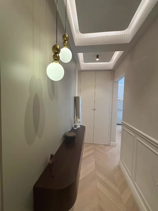 Rangements intégrés sur mesure dans une entrée