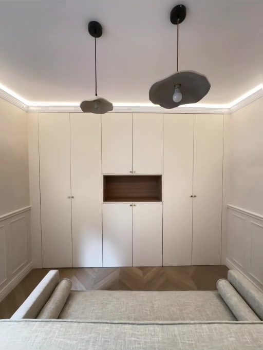 Mur complet de rangements sur mesure dans un séjour