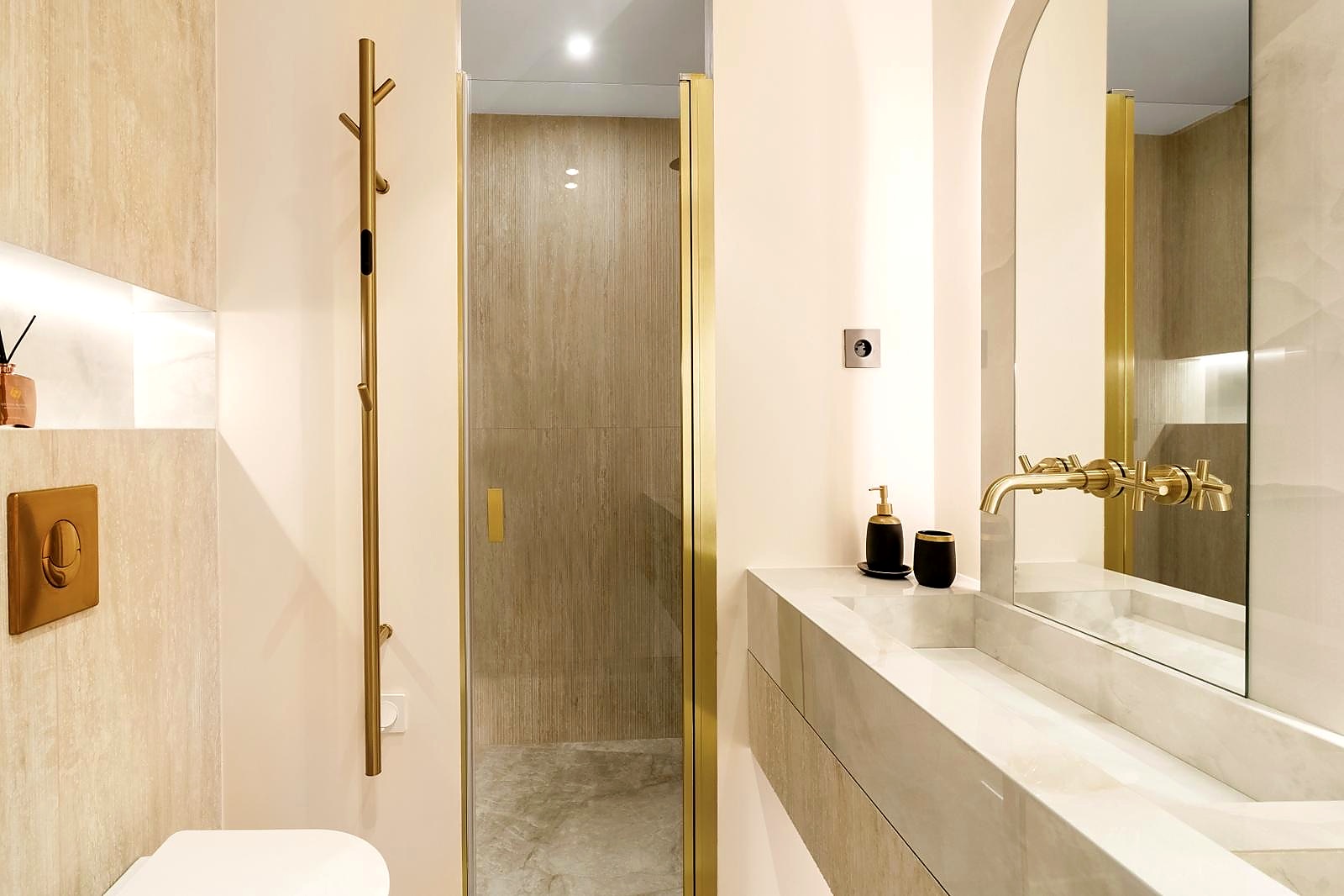 Vue d'ensemble d'une salle de bains rénovée