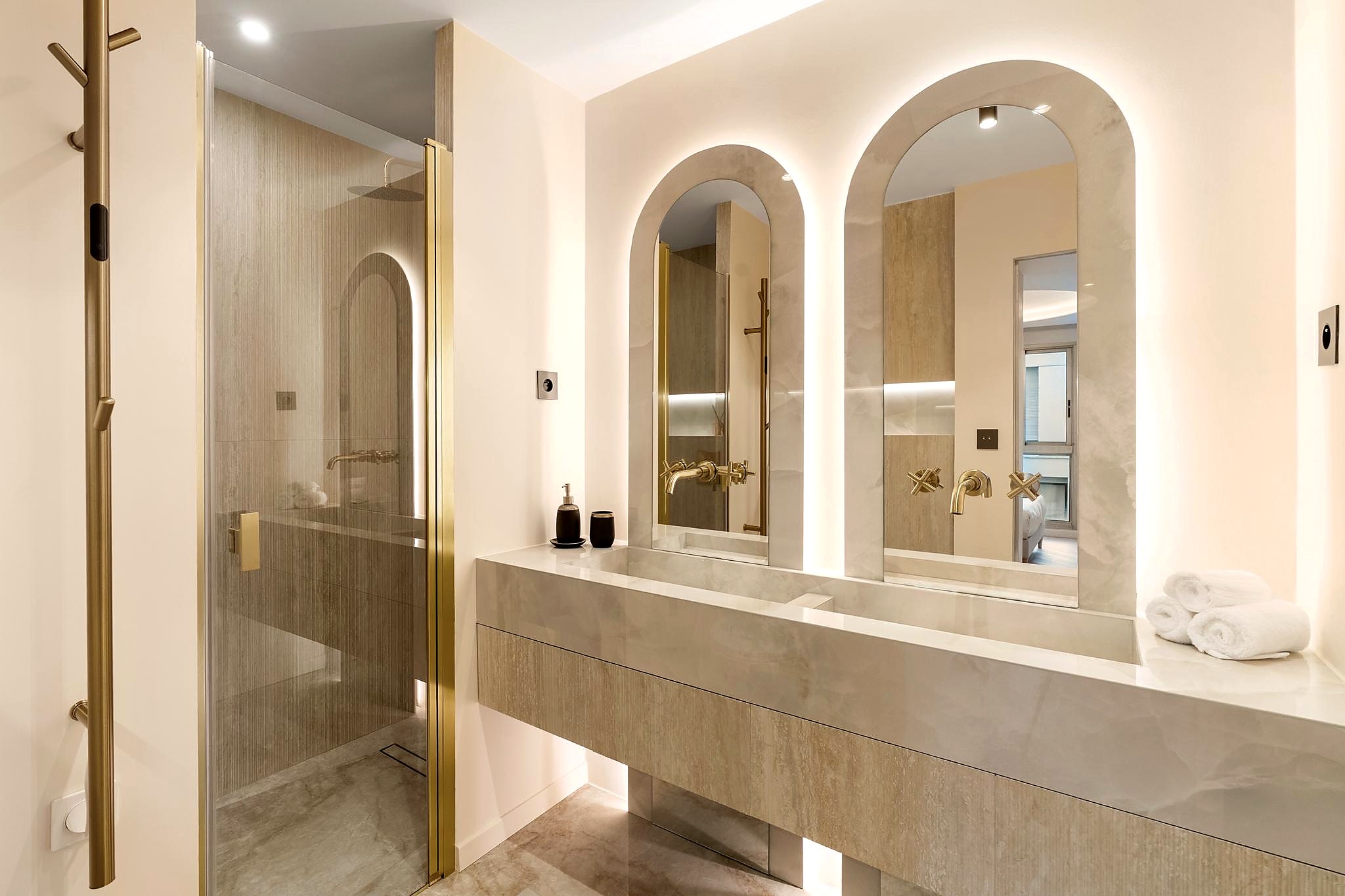Double vasque et miroirs arqués
