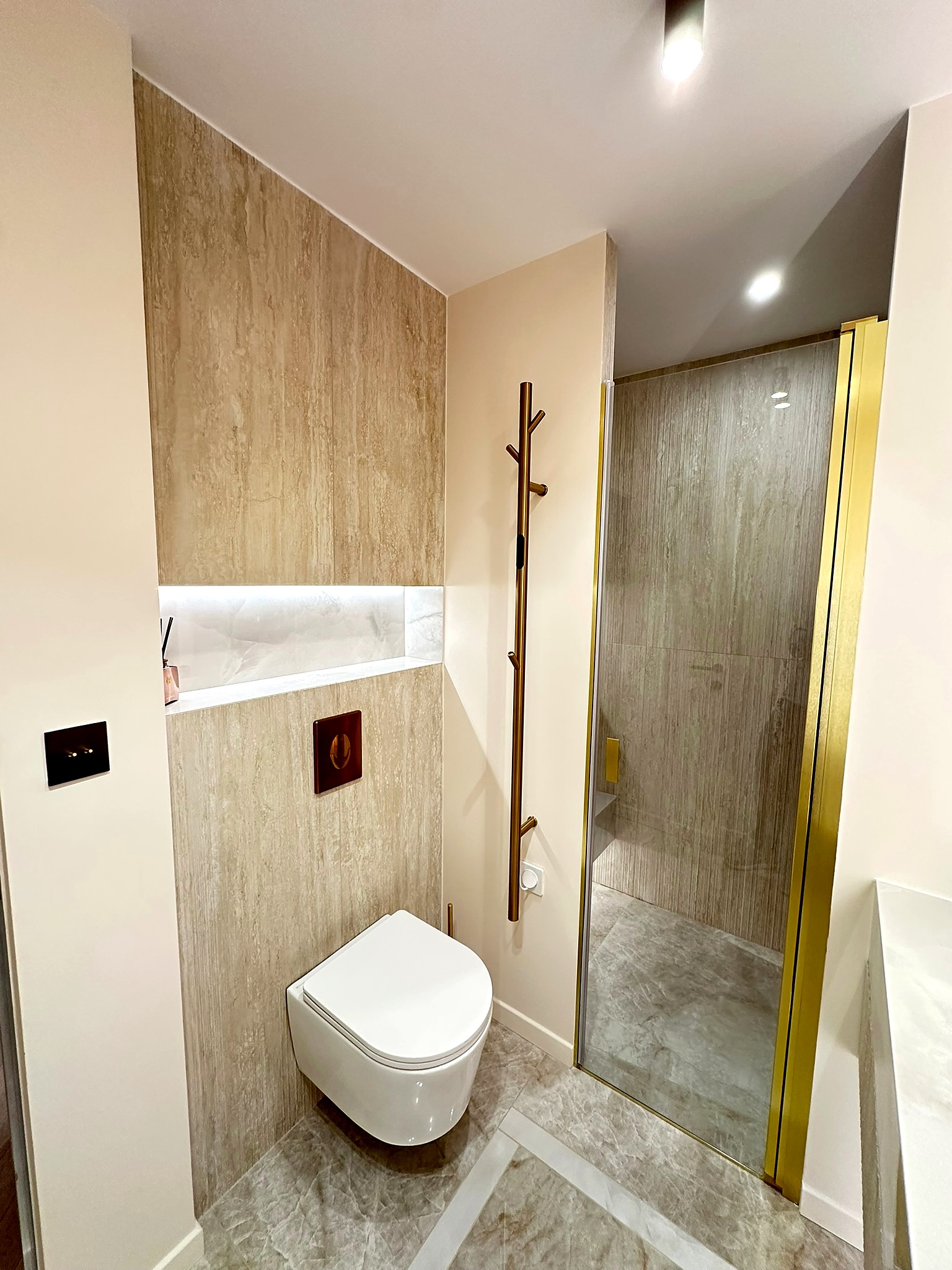 WC suspendu et douche vitrée