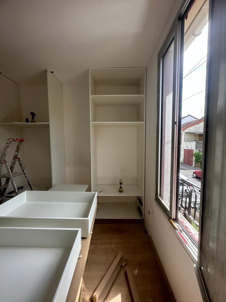 En cours : assemblage et pose des rangements.