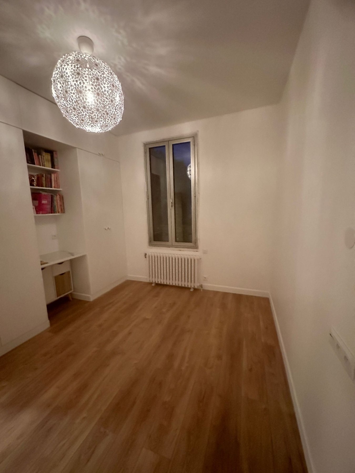 Chambre après travaux : sol, peinture et rangements intégrés.
