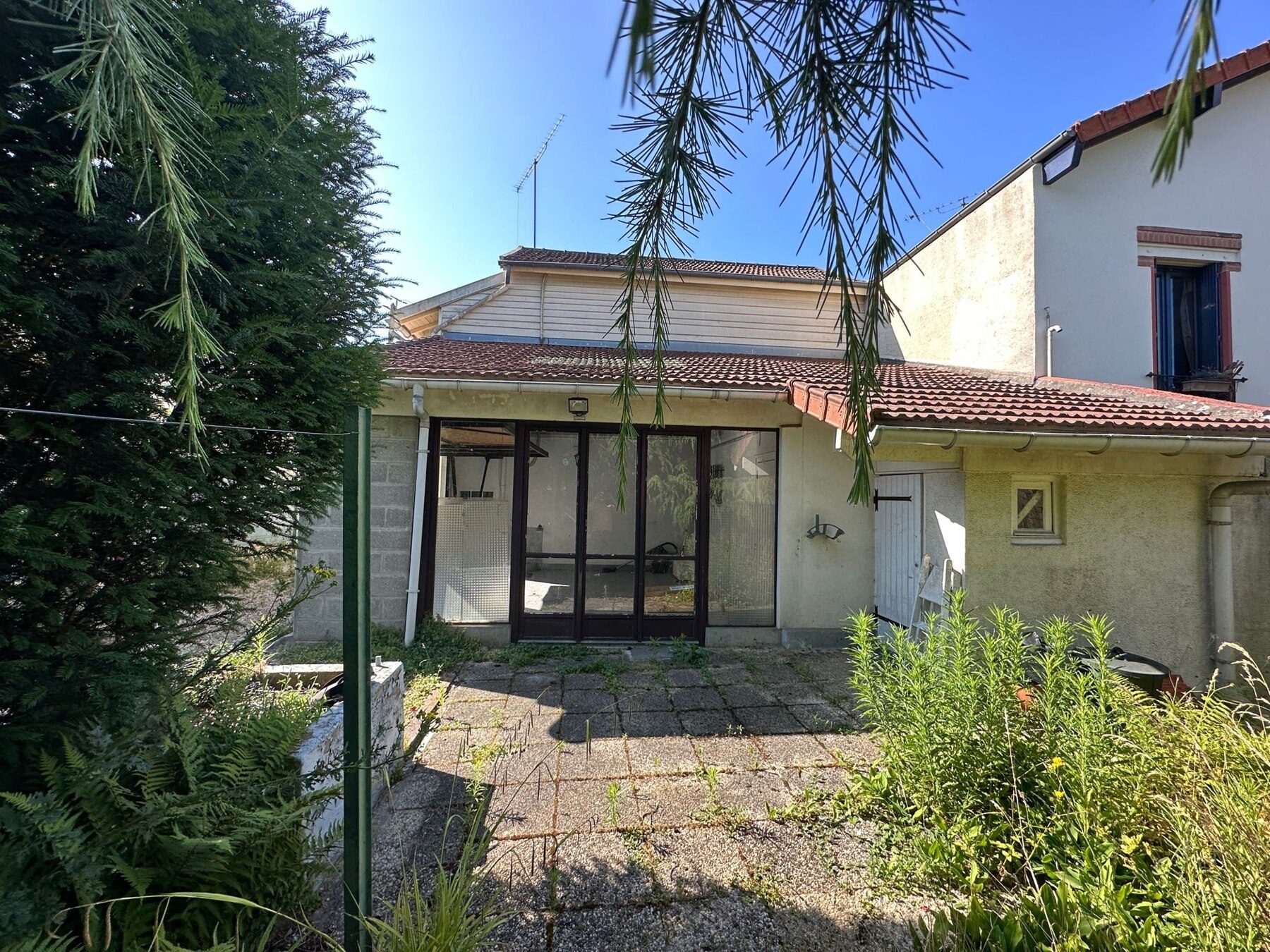 Avant : la façade côté jardin et les ouvertures existantes.