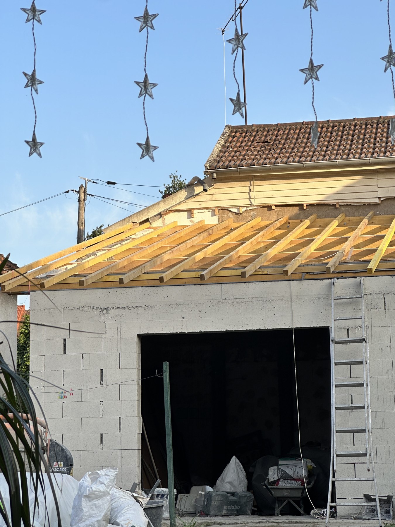 En cours : toiture, maçonnerie et transformation des ouvertures.